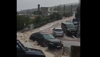 Видео: Хаос во Грција: Водената буица носела сè пред себе, гром удри во жена