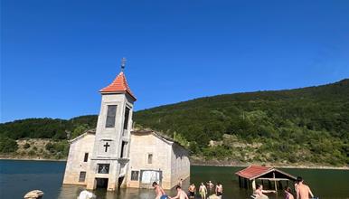 Туристи во костими за капење се качија на црквата во Мавровско езеро, низа реакции на социјалните мрежи 