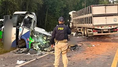 Расте бројот на загинати во страшната сообраќајка во Бразил- камион преминал во спритивната лента и удрил во минибус (ВИДЕО)