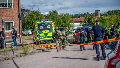 Драма во Шведска: Упаднал со меч во училиште и почнал да сече сѐ околу себе (ВИДЕО)