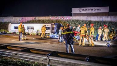 Несреќа во Холандија, Автобус полн со ученици од Германија удри во комбе, пожарникари ги извлекуваа децата