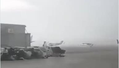 Невидено невреме во Италија: Силниот ветер превртува авиони на пистата (ВИДЕО)