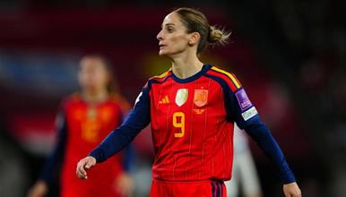 Хомосексуална фудбалерка потпиша за саудиски клуб- веднаш ги избриша сите слики со сопругата 
