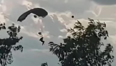 Падобранец „се обеси“ на високонапонски далновод- драма во Романија (ВИДЕО)