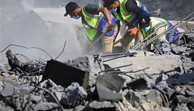 Израел продолжи со нападите на Газа, во близина на болница загинаа маж и дете 