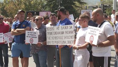 Превозниците одржаа протест пред седиштето на делегацијата на ЕУ во Скопје