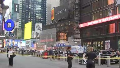 Паника на Тајмс Сквер во Њујорк: Жена напаѓа луѓе со нож, тргна и на полицијата- двајца загинати (ВИДЕО)
