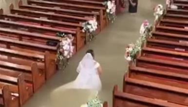 Неверојатна свадба во поплавена црква: Младите го кажаа судбоносното „Да“ во вода до струкот (ВИДЕО)