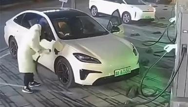 Половина час го полнел својот електричен автомобил, па му стигнала сметка од 14.500 евра 