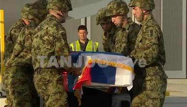 Авионот со телото на Ратко Младиќ пристигна во Белград, најавени се собири