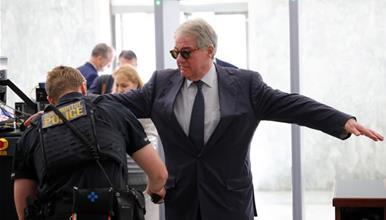 Милијардер одби да сведочи против Епштајн- му поднесе тужба на одборот 