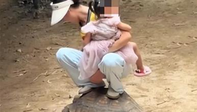 Дошла во зоолошка со децата, па ја јавнале џиновската желка- јавноста збесна (ВИДЕО