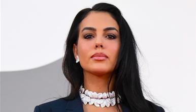 Георгина се појави во Венеција во тесен фустан и ја покажа фигурата