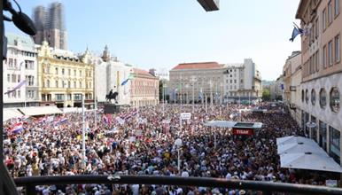 Голем протест во Загреб: Илјадници од цела Хрватска се собраа против одлагање опасен отпад во Лика (ВИДЕО)