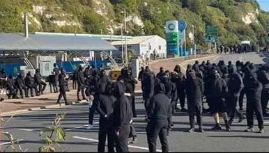 Хаос во Англија: маскирани демонстранти го блокираа Довер, запрен е сообраќајот кон Европа (ВИДЕО)