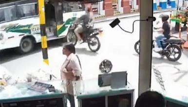 Мотоциклист со полна брзина прелета низ врата на автобус- снимката од Колумбија е неверојатна (ВИДЕО) 