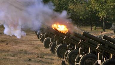 Десет артилериски плотуни за Денот на независноста: Армијата со почесна стрелба во касарната „Илинден“