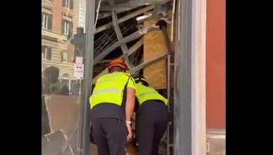 Се урна кат од зграда во центарот на Рим- спасувачите извлекуваат преживеани од урнатините (ВИДЕО)