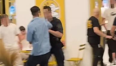 Масовна тепачка во бар на Халкидики: Двајца нападнаа турист, па настана хаос- летаат столови (ВИДЕО)