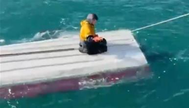 Момче пронајдено во Беринговото Море: Пловело на превртен чамец речиси три дена (ВИДЕО)