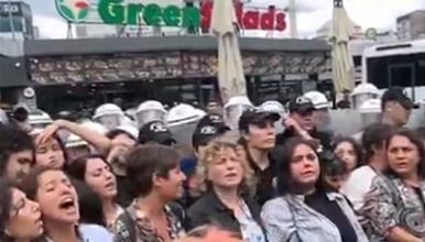 Протест во Истанбул- уапсени се над 150 луѓе поради поддршка на ЛГБТ заедницата (ВИДЕО)