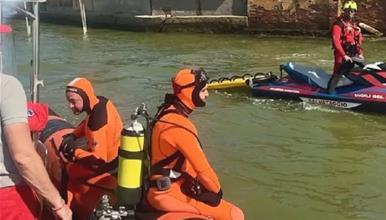 Драма во Венеција по судар на два чамца: Момче е мозочно мртво, девојката ја бараат во каналот (ВИДЕО)