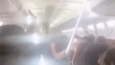 Паника во Боинг 737: Патниците врескаат, паѓа таванот- авионот останал без пнеуматици (ВИДЕО)