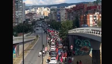Голем протест во Приштина- толпа граѓани се движи кон плоштадот, се очекуваат насилни протести (ВИДЕО)