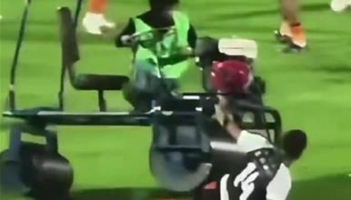 Видео: Валјак за трева прегази поранешен англиски репрезентативец, но, фудбалерот потоа продолжи да игра.