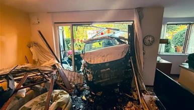 Драма во Словенија: Дедо со автомобил удри во зграда и им влезе на луѓето во дневната соба (ФОТО)