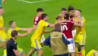 Унгарски и украински фудбалери се степаа среде натпревар (ВИДЕО)