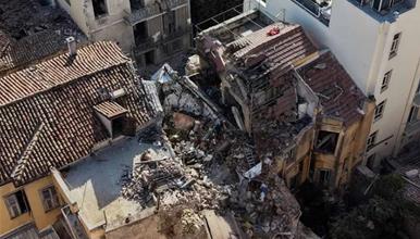 Продолжува потрагата по петмина исчезнати во експлозијата во центарот на Атина во која загина жена (ВИДЕО)
