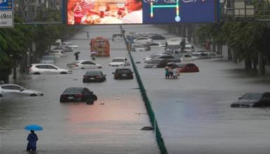 Бангкок под вода- прогласена е вонредна состојба поради поплавите (ВИДЕО)