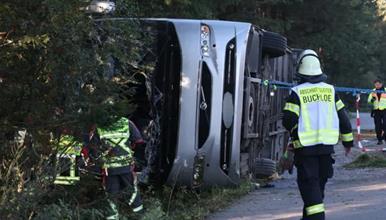 Најмалку двајца загинати и 26 повредени во автобуска несреќа во Германија- се преврте туристички автобус (ФОТО)