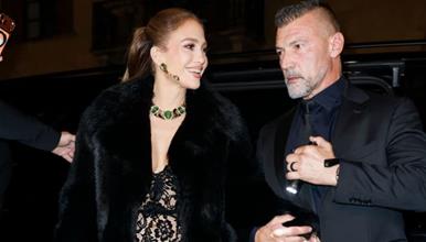 Џенифер Лопез на забава во Милано носеше проѕирен чипкаст фустан (ФОТО)