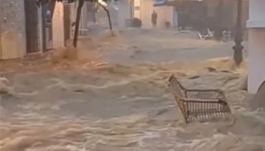 Скијатос под вода- реки течат по улиците во популарното грчко летувалиште (ВИДЕО) 