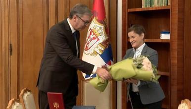Вучиќ ѝ ја предаде претседателската должност на Ана Брнабиќ и влезе во трката за иден премиер