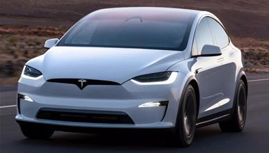 „Tesla“ наводно сама забрзала на црвено светло: Семејството ја тужи компанијата