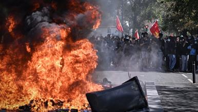 Видео- фото: Протести низ Франција, затворени 400 училишта 