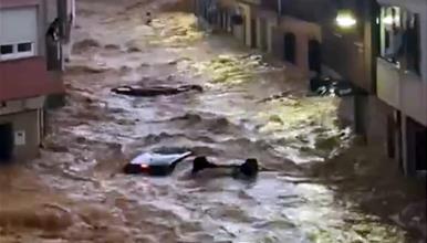 Разорни поплави во Шпанија: Водата носи сè пред себе