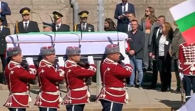 Државен пречек на посмртните останки на Цар Самоил во Софија, примопредавање беше извршено во Византискиот музеј во Солун 