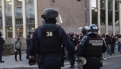 Маскиран демонстрант запалил лице на жена, протетсите во Франција надвор од контрола