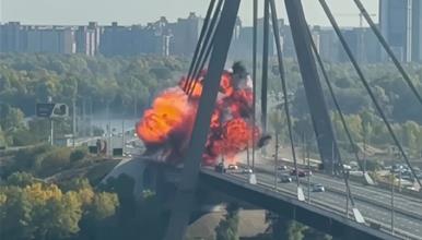 Русите го погодија клучниот мост во Киев преполн со автомобили