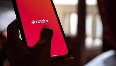 „Измамникoт од Tinder“ лансира апликација – се бара од „Apple“ и „Google“ да ја блокираат