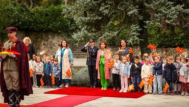 Церемонија на менување на државното знаме во претседателскиот кабинет пред најмлади посетители
