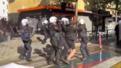 Жесток судир на студентите со полицијата во Тирана: Се користат водени топови и тули (ВИДЕО)