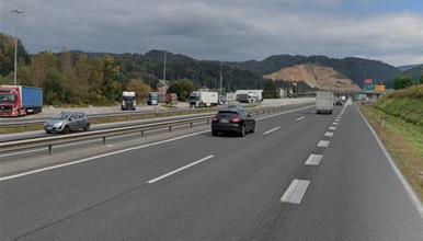 Страшна сообраќајка во Словенија -  возел во рикверц, двајца мртви, четворица повредени