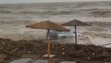 Надојдените води ги збришаа автомобилите во морето, загина момче- драматични снимки од Родос (ВИДЕО) 