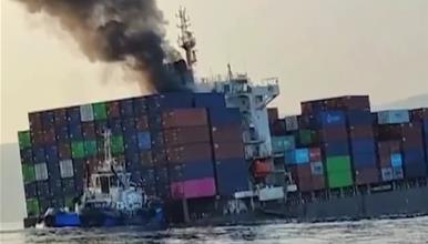 Товарен брод потона во близина на Ормутскиот теснец, контејнери се расфрлани низ морето (ВИДЕО)