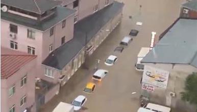 Видео: Апокалиптични сцени во Истанбул: Улици под вода, буица носи возила, затворени училишта